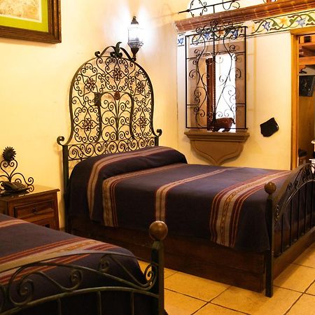 Hotel Los Escudos Pátzcuaro Buitenkant foto
