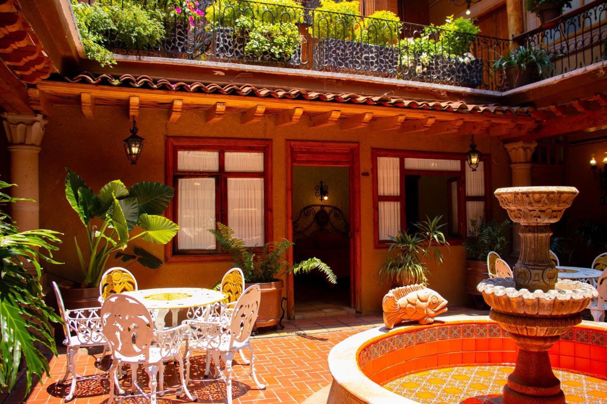 Hotel Los Escudos Pátzcuaro Buitenkant foto