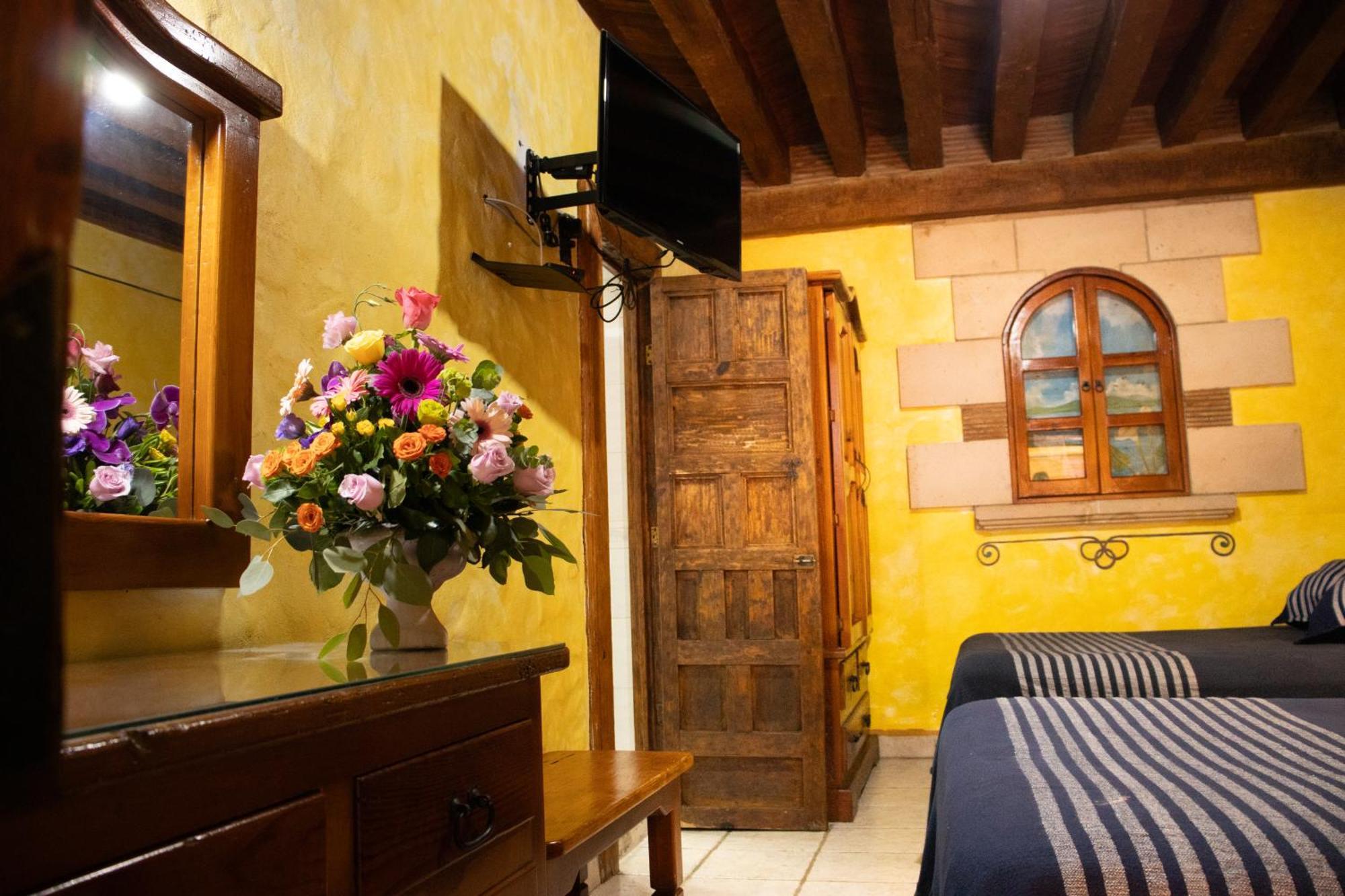 Hotel Los Escudos Pátzcuaro Buitenkant foto
