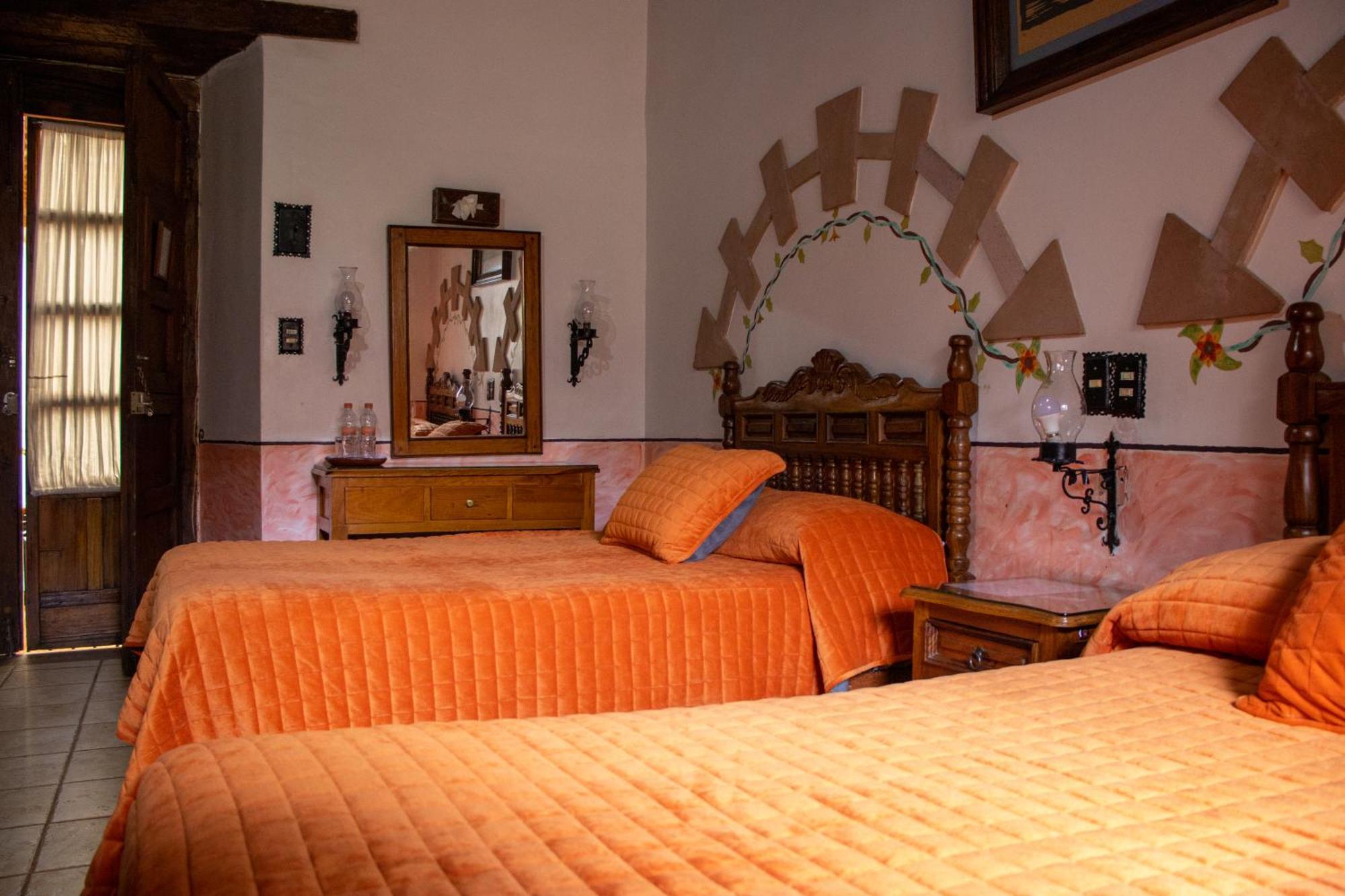 Hotel Los Escudos Pátzcuaro Buitenkant foto